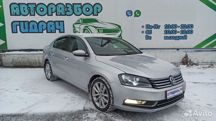 Решетка в бампер левая Volkswagen Passat B7 3AA853