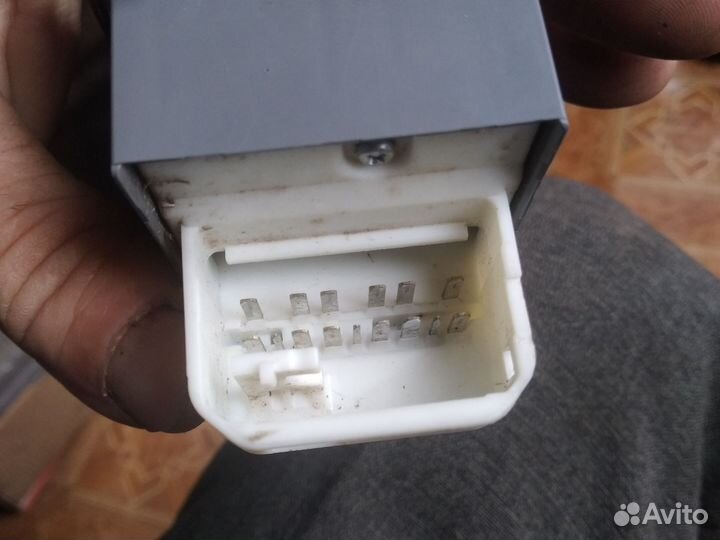 Блок управления стеклоподьемников Toyota Auris