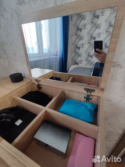 Туалетный столик с зеркалом и ящиком