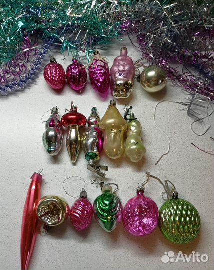 Елочные игрушки и ватный дедушка Мороз