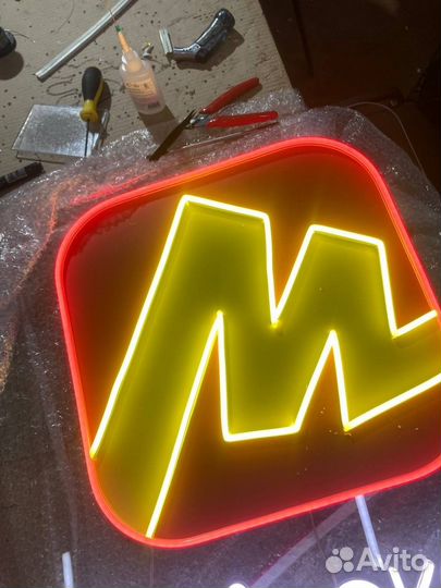 Светящаяся вывеска в окно яндекс маркет