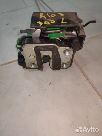 Замок двери задней левой Kia Rio 3 (QB)