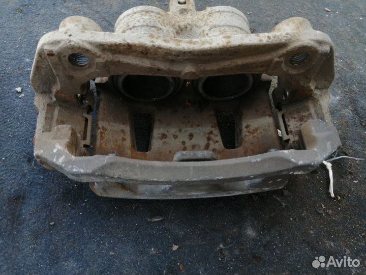 Суппорт передний правый Nissan Serena C25 MR20