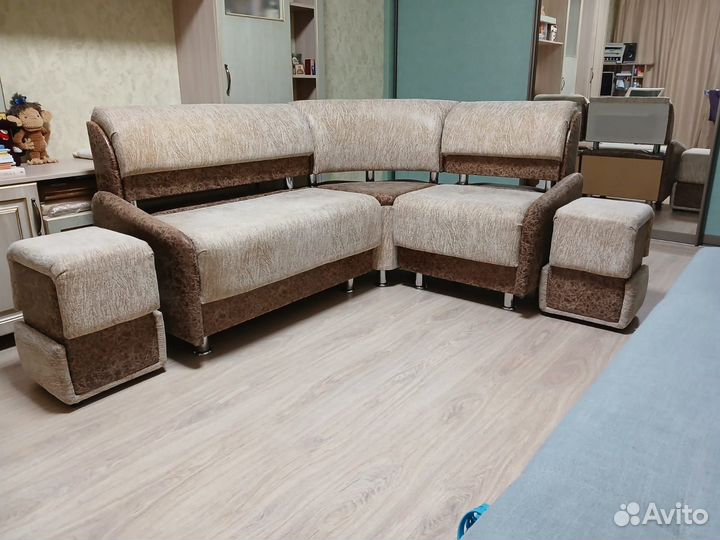 Угловой диван на кухню