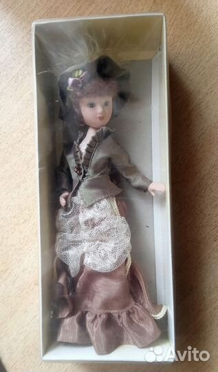 Кукла фарфоровая