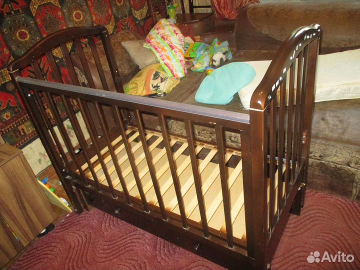 Детская кроватка с маятником и ящиком