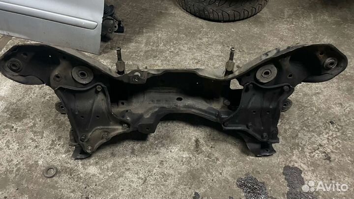 Перед. Подрамник Mitsubishi galant 8 прав. Руль