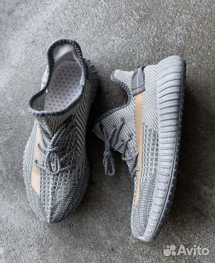 Кроссовки adidas изики 42