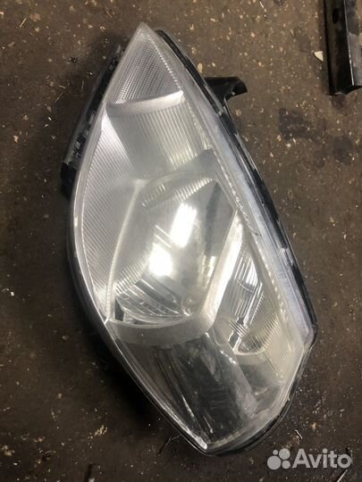 Передняя правая фара Nissan Tiida 1