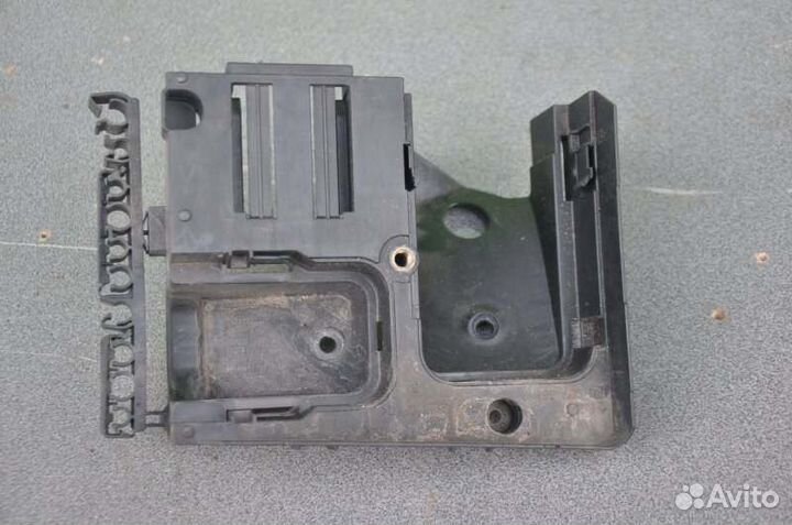 Кронштейн блока предохранителей Skoda Octavia