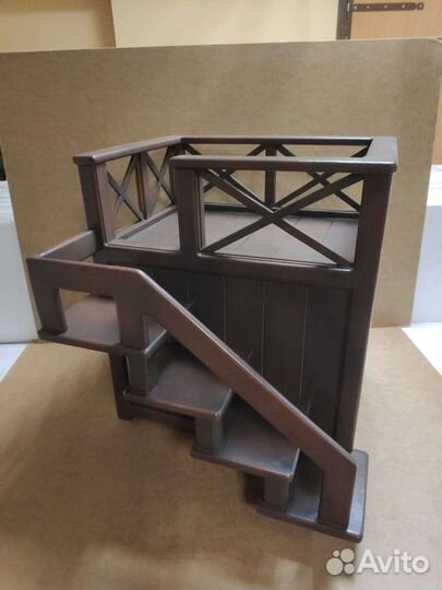 Деревянный домик с террасой для собаки или кошки