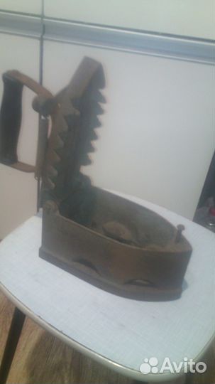 Старинный утюг на углях