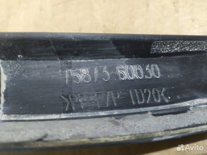 Накладка арки колеса задняя правая Toyota Land