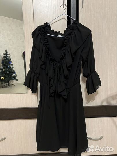 Черное платье с рюшами 42-44 р