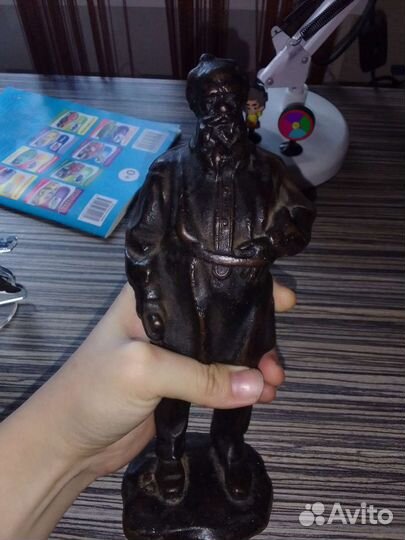 Старая статуэтка Льва Толстого