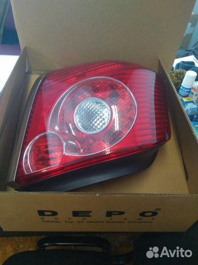 Задний левый фонарь Тойота Авенсис