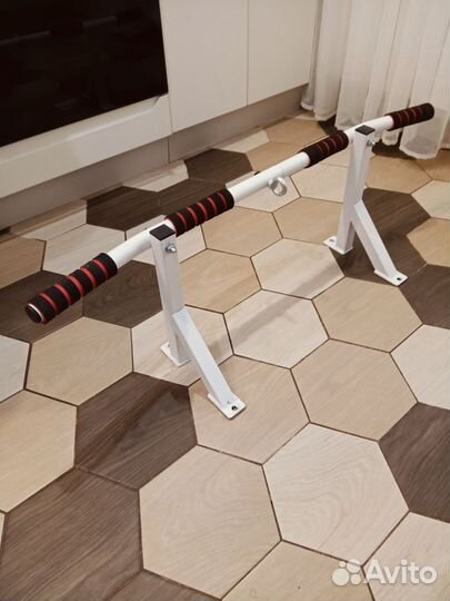 Турник настенный