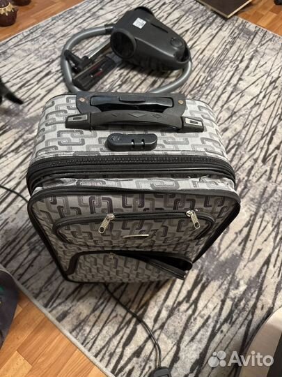 Чемодан на колесах тканевый