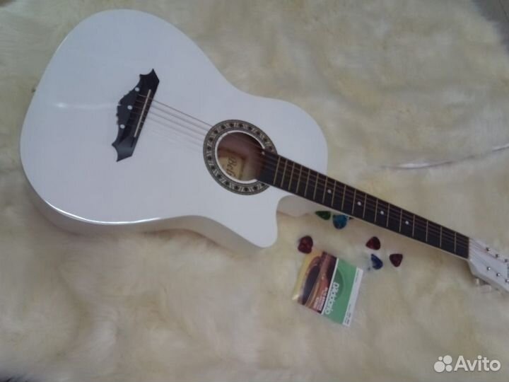 Гитара белая
