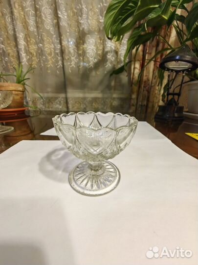 Хрустальная конфетница на ножке