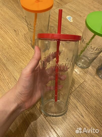 Стеклянные стаканы с крышкой и трубочкой