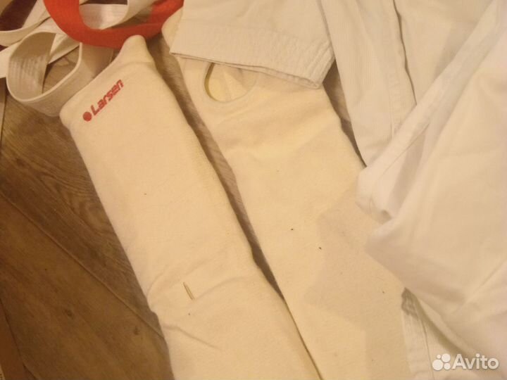 Кимоно, боксерский шлем, пояса, защита голеностопа