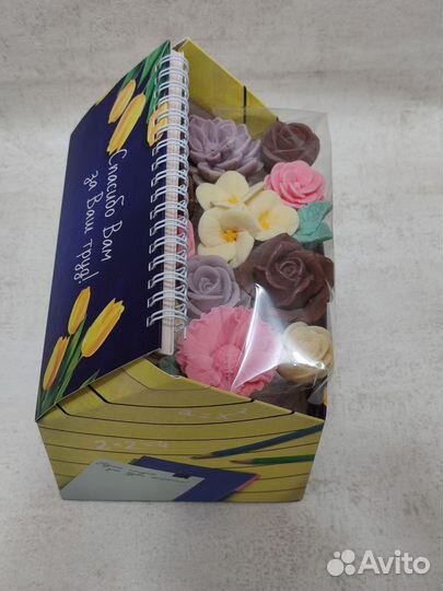 Подарок, шкатулка -планер с шоколадными цветами