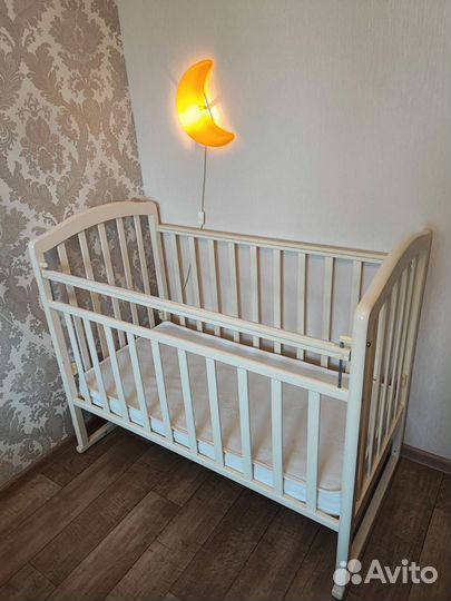 Детская кроватка с маятником