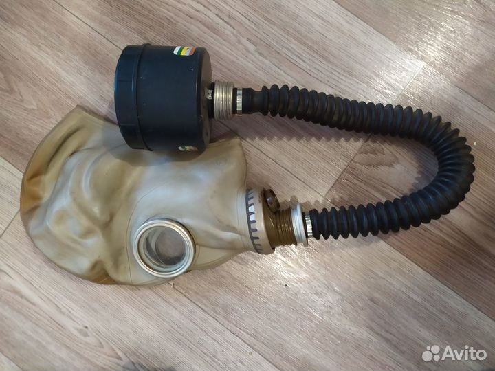 Противогаз с фильтром и сумкой