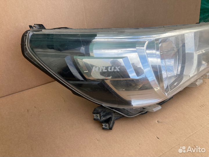 Фара правая Toyota Hilux 2015+ галоген