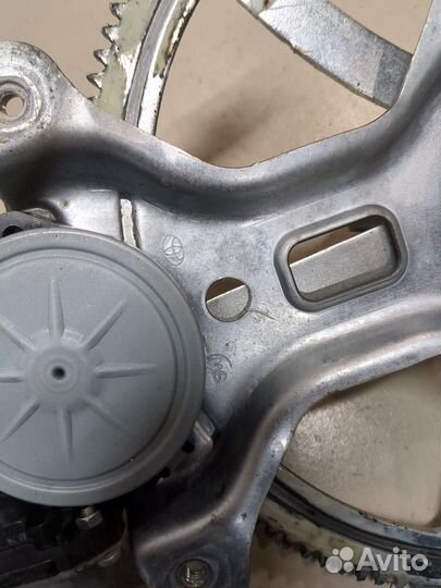 Стеклоподъемник электрический левый передний Toyota Sienna 3