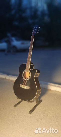 Черная электроакустическая гитара