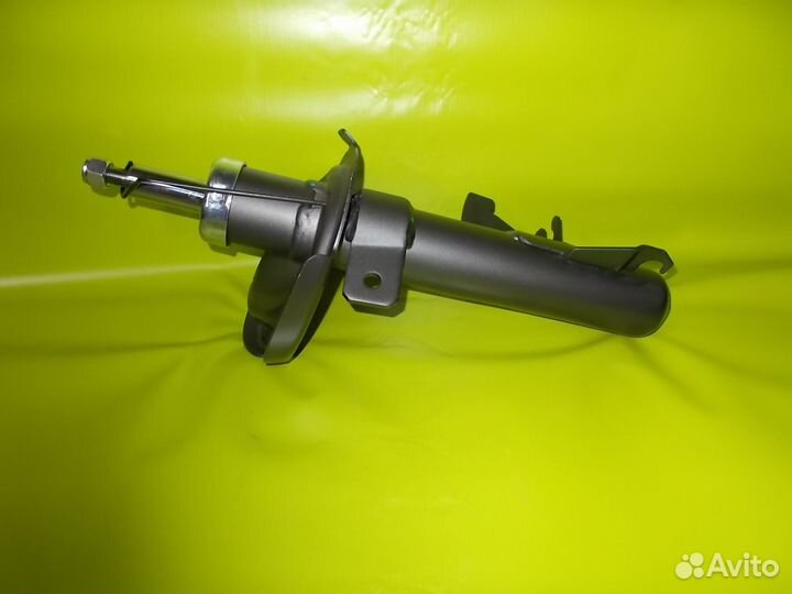 Амортизатор передний левый Мазда 3 BK/BL