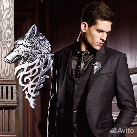 Брошь в виде головы волка серебряного цвета