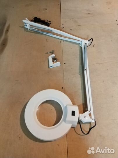 Лампа лупа на струбцине