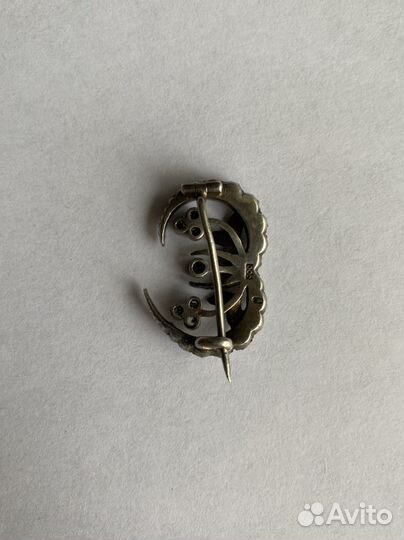 Антикварная серебряные брошь форме буквы Е