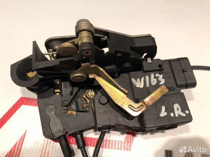 Замок двери задний левый Mercedes M-Class W163 2.7