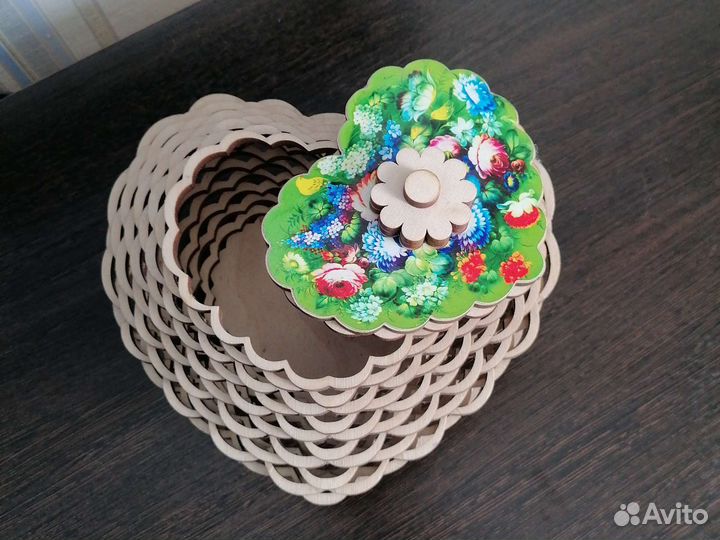 Деревянная шкатулка в форме сердце
