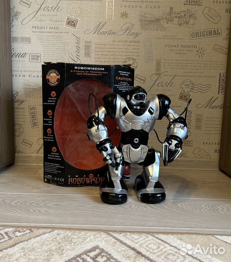 Робот на пульте управления