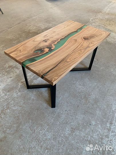 Стол река из слэба карагача и эпоксидной смолы