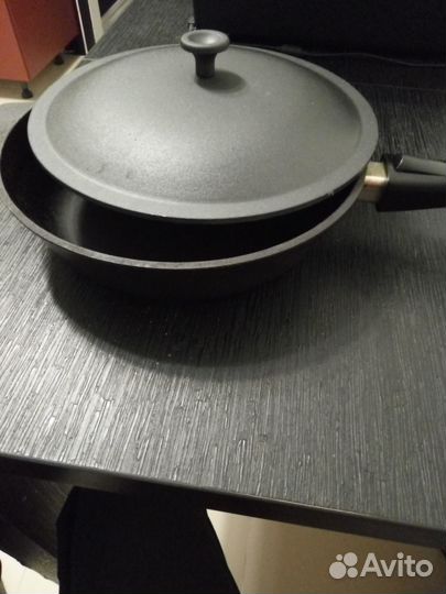 Чугунная сковорода с крышкой и съёмной ручкой 26см
