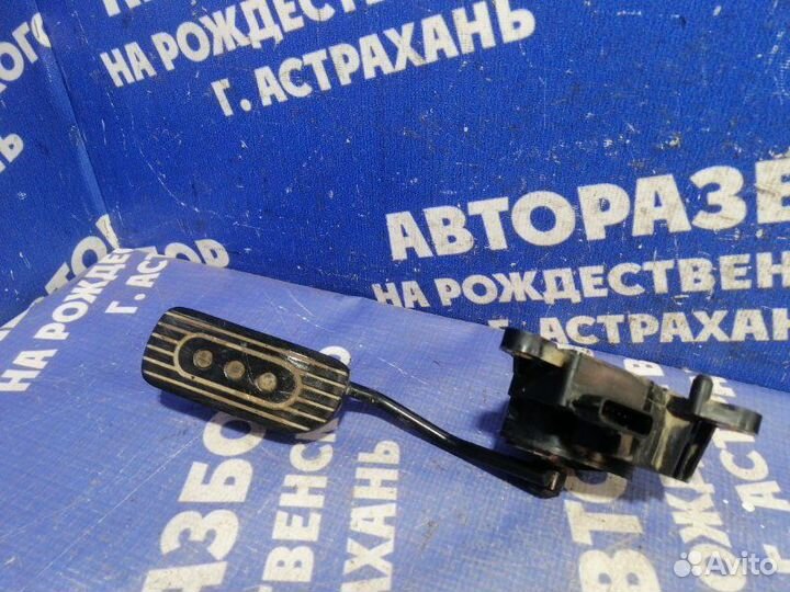Педаль газа Nissan Tiida Latio седан HR15DE 2007