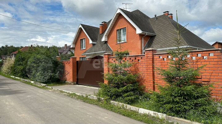 Дом 298 м² на участке 11 сот.