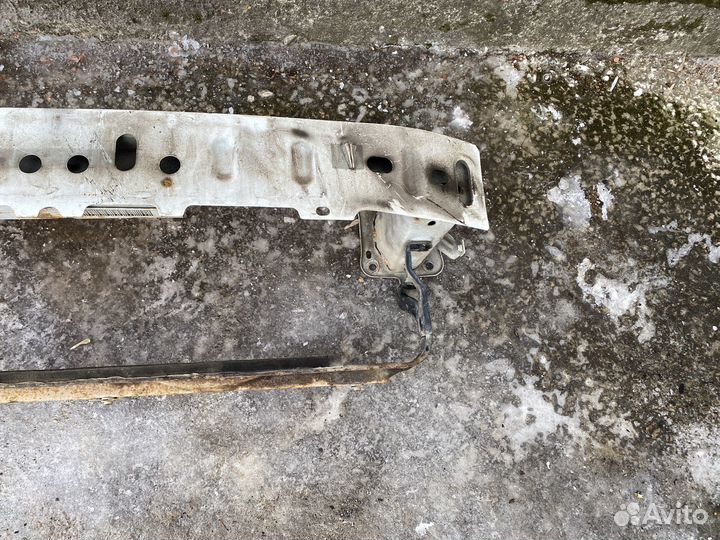 Усилитель переднего бампера Ford Focus 2 белый