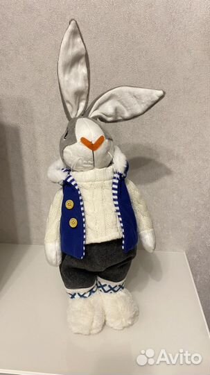 Большой плюшевый заяц