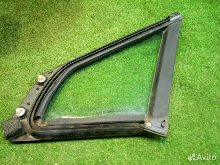 Стекло двери (форточка) переднее правое Citroen C4