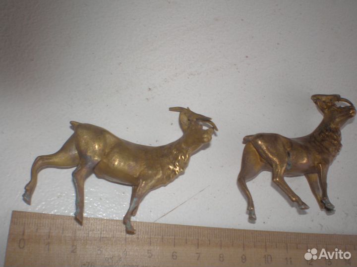 Старинные бронзовые олени