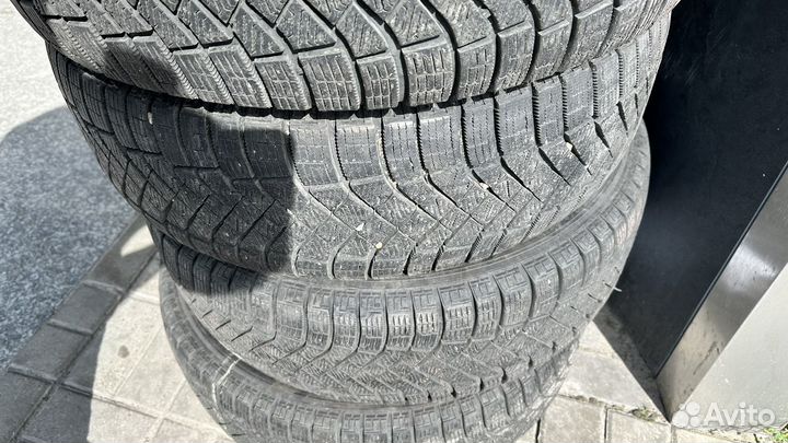 Pirelli Ice Zero FR SUV 225/65 R17
