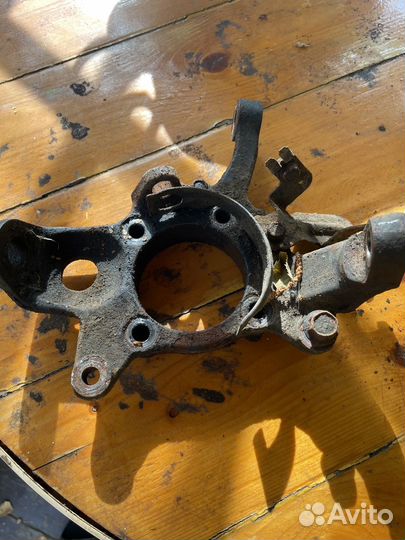 Кулак поворотный правый паджеро 4