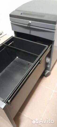 Металический шкаф для документов и денег